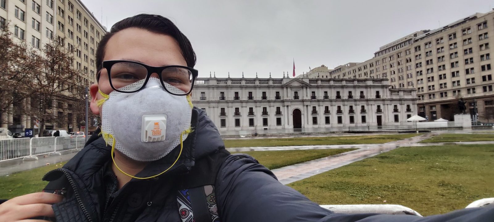 Mario Arias frente al Palacio de La Moneda, en Santiago de Chile