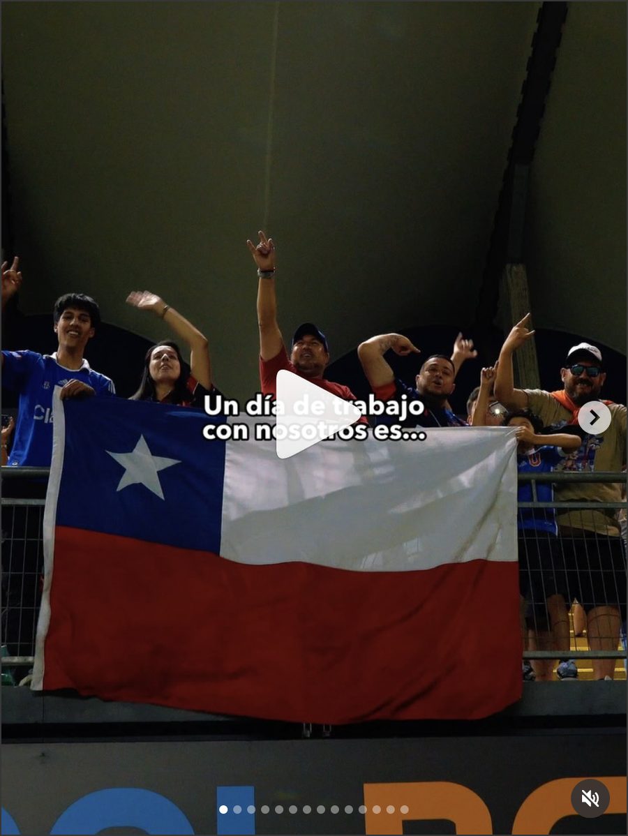 Hinchas con bandera de Chile en el estadio